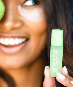 Wanderlust By Abby Hero Status Roll Model Brightening Roll-On Eye Serum Kit